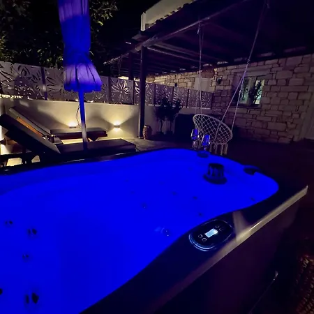 La Vie Est Belle Luxury With Jacuzzi '2' * Pounda