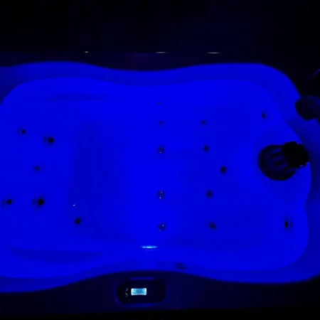 La Vie Est Belle Luxury With Jacuzzi '2' Apartamento Pounda
